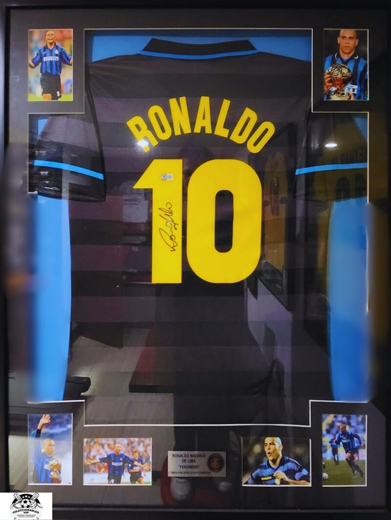 Nazario Ronaldo Playera Inter autografiada Enmarcada firma autentificada por la compañía Beckett con el número BJ03614.