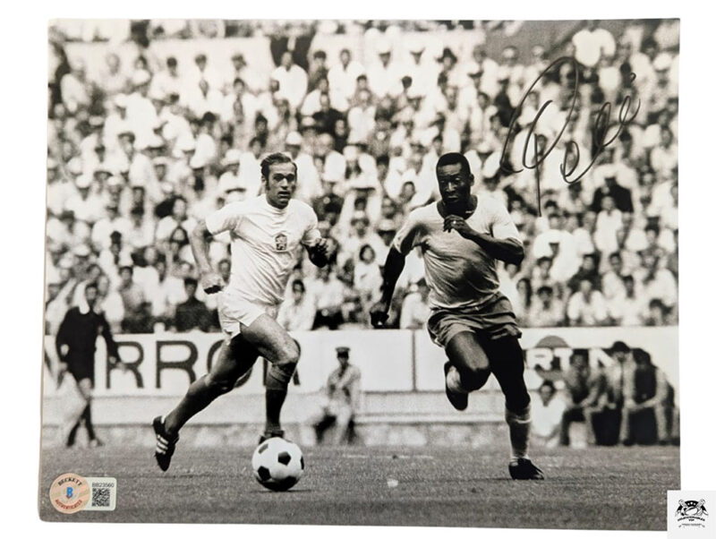 Pele en jugada Fotografía Brasil autografiada firma certificada por Beckett BB23560