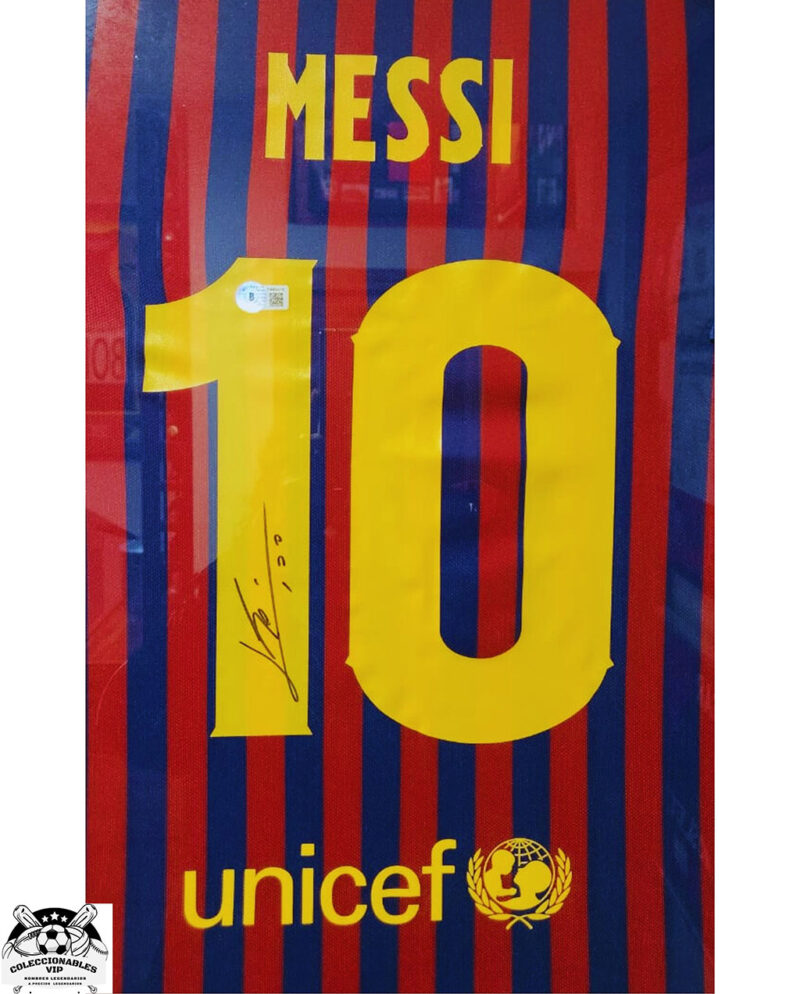 Lionel Messi Playera FC Barcelona autografiada Enmarcada con tres tarjetas firma autentificada por la compañía Beckett con el número AB65376.