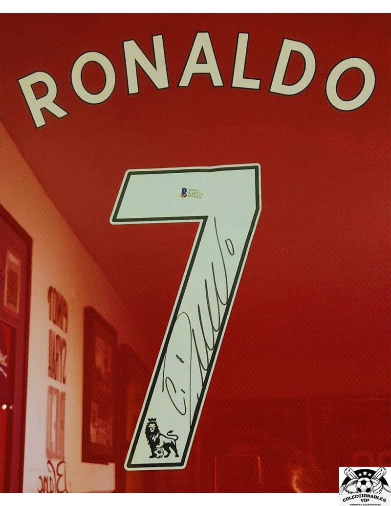 Cristiano Ronaldo CR7 Playera Manchester autografiada Enmarcada con 2 tarjetas PSA firma autentificada por la compañía Beckett con el número K66275.