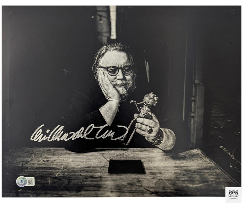 Guillermo del Toro con Pinocho fotografía autografiada firma certificada por Beckett BE93608.