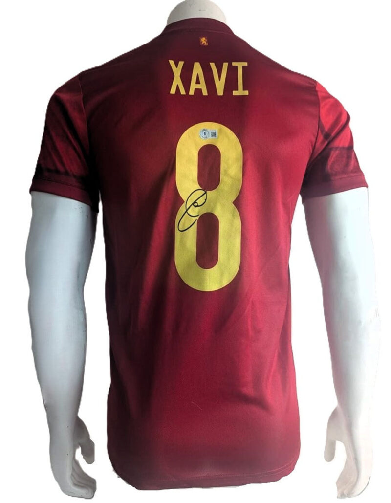 Xavi Hernández Playera España autografiada firma autentificada por la compañía Beckett con el número WU79733.