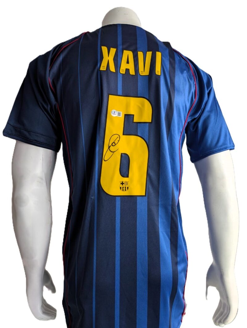 Xavi Hernández Playera Barcelona autografiada, firma certificada por la compañía Beckett con el número BN23770.